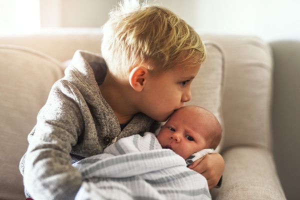 emiliani associazione. Nella foto due bambini